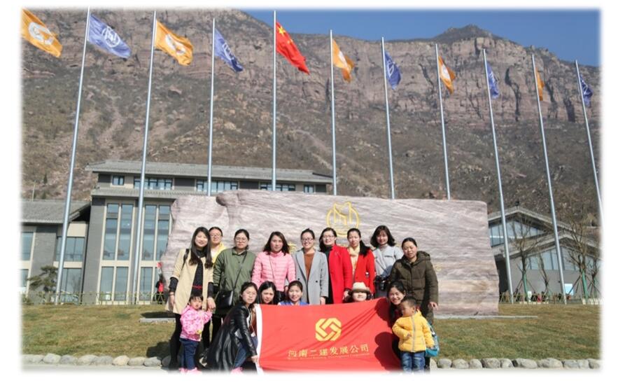 登山享旖旎春光，攜手秀發展麗人