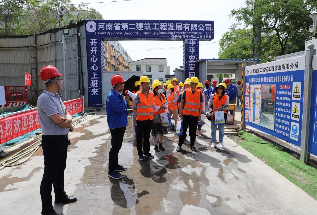 新鄉職業技術學院教師到我公司國悅城?榮府1號院項目部現場觀摩學習 